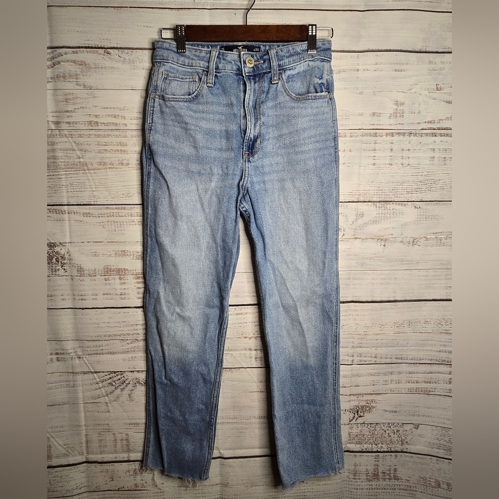 Hollister Ultra High-rise Mom Jean With Raw Hem Size 2/26‎ Short